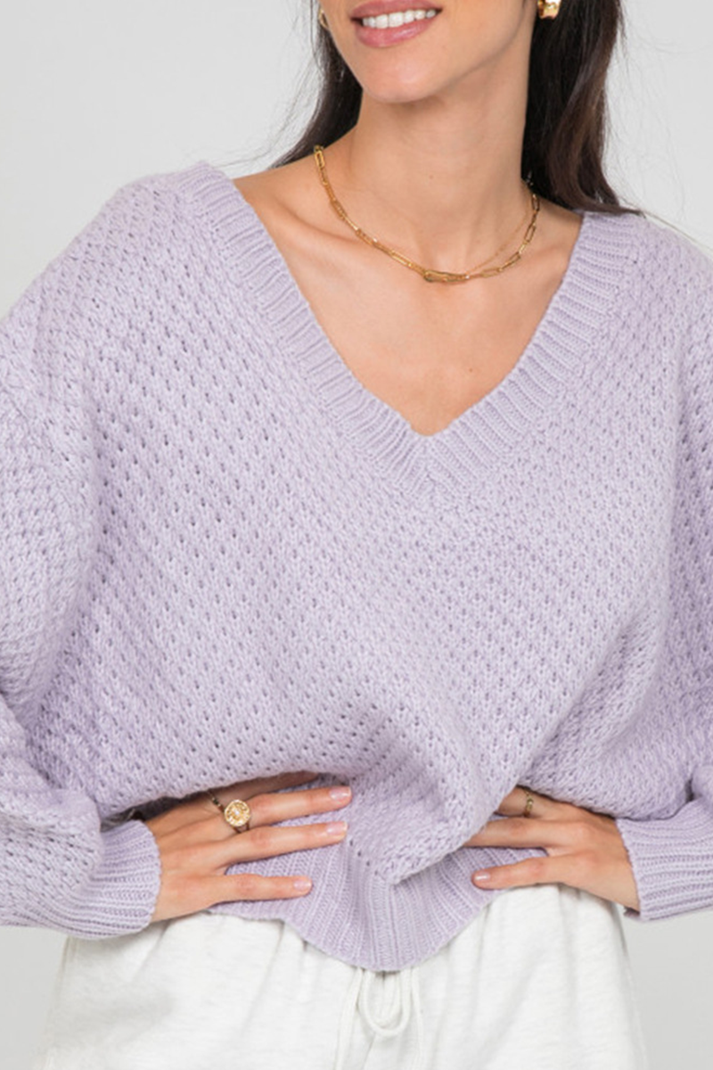 Blusa con Escote en V y Detalles Huecos para Moda Urbana con Diseño de Unión Abierta