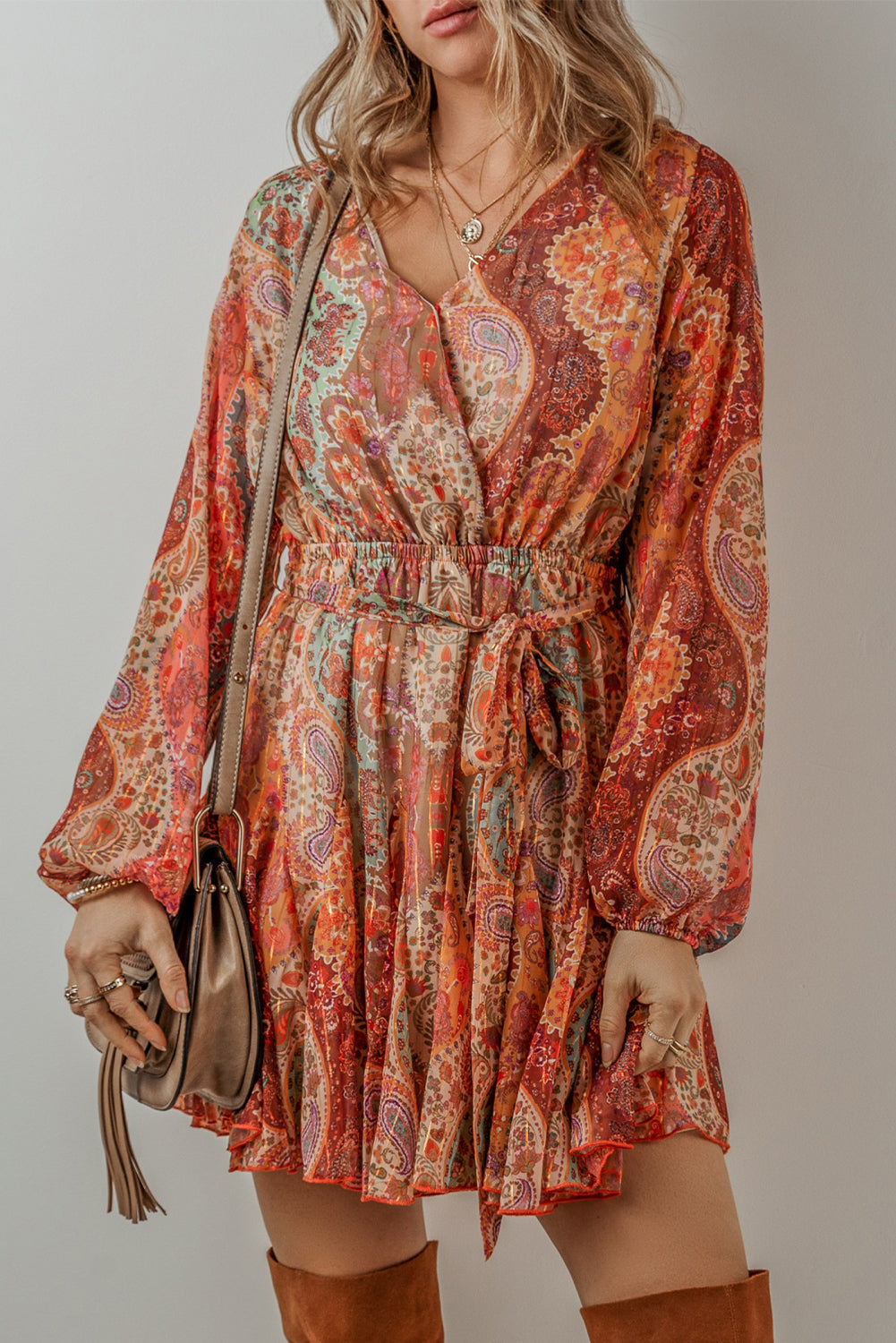 Vestido mini boho con estampado paisley, mangas largas y cinturón fruncido