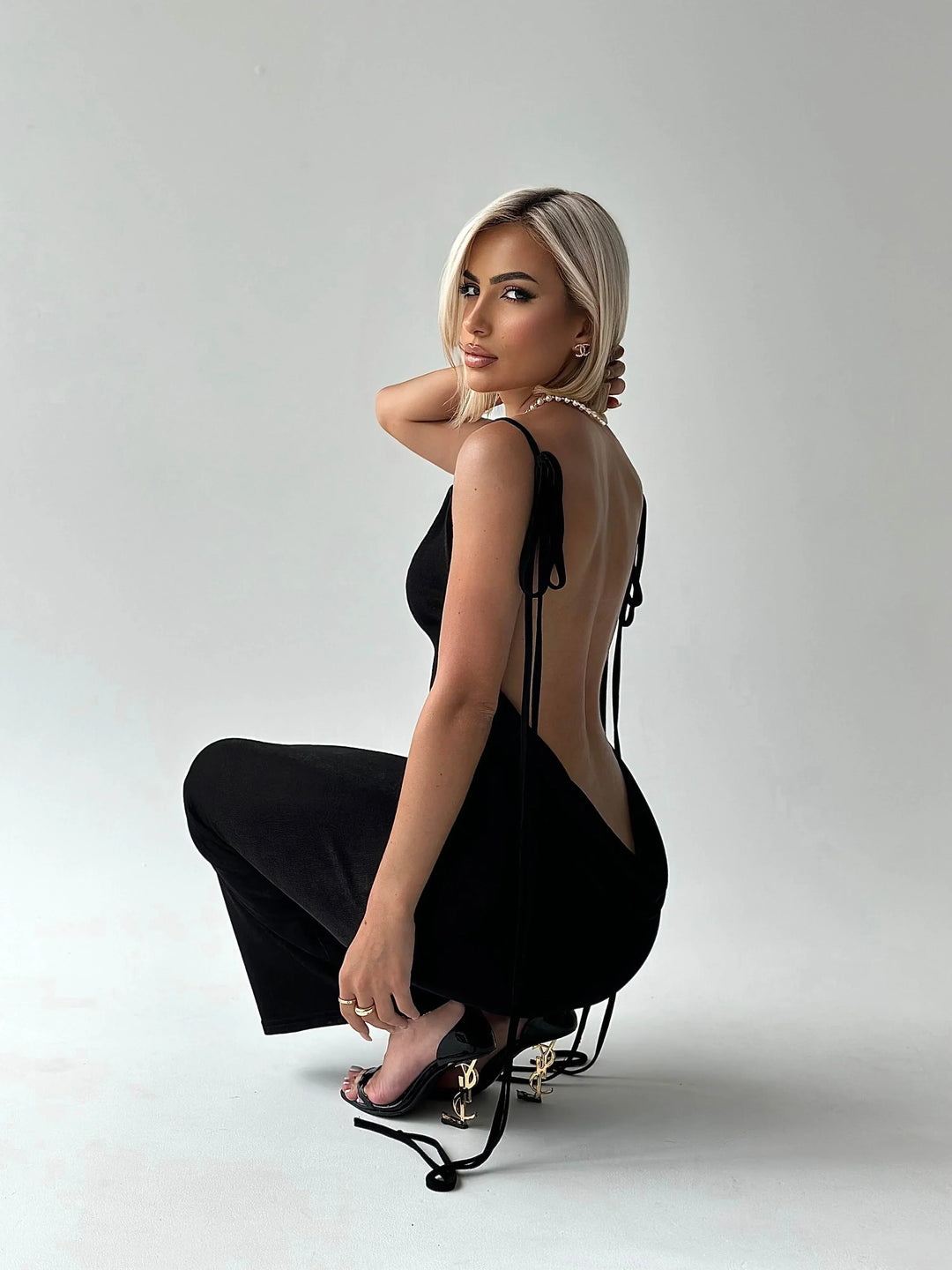 Vestido largo de noche elegante con espalda descubierta