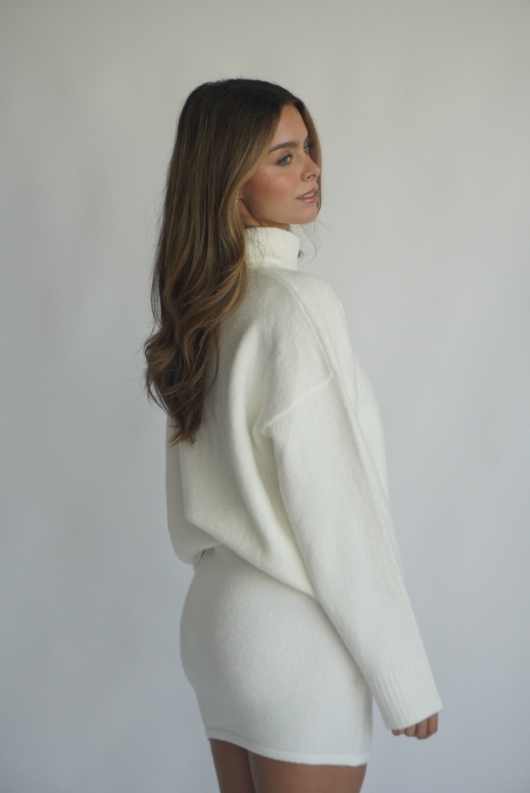 Conjunto Moderno y Cálido para Mujer con Falda – Diseño Sofisticado