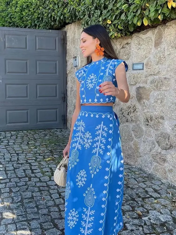 Conjunto de dos piezas con estampado compuesto por top y falda