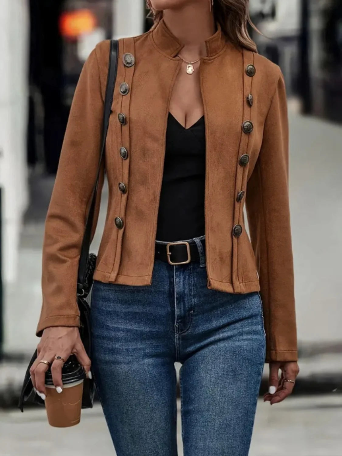 Una elegante chaqueta con botones originales y mangas largas para un look sofisticado