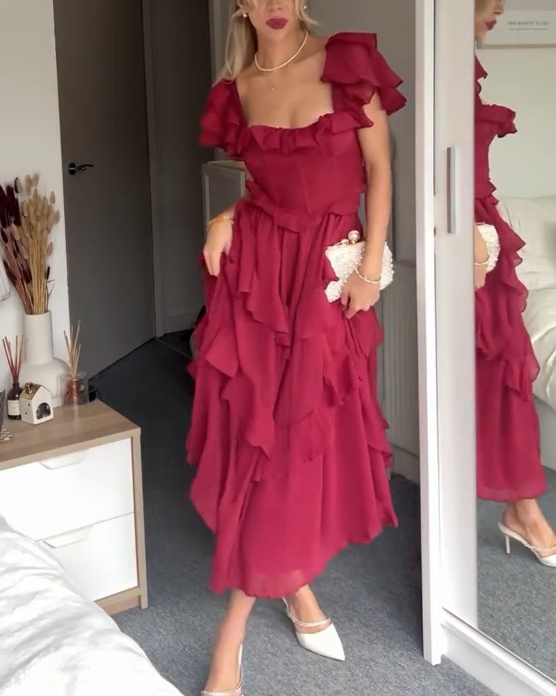 Vestido corto con volantes y escote cuadrado