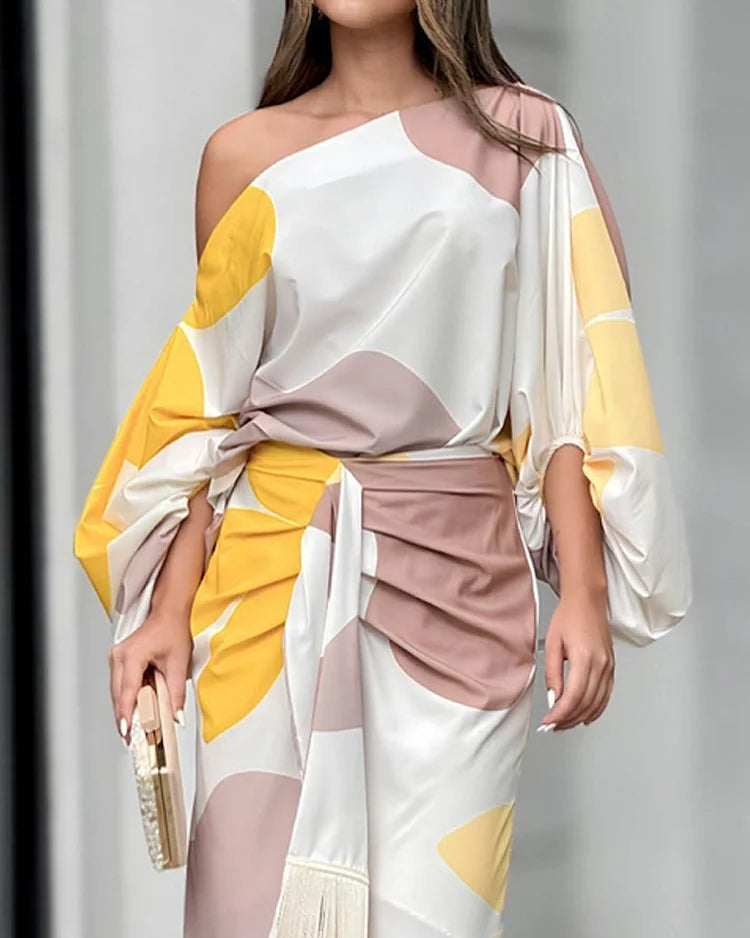 Conjunto elegante de blusa con mangas abullonadas y falda con flecos