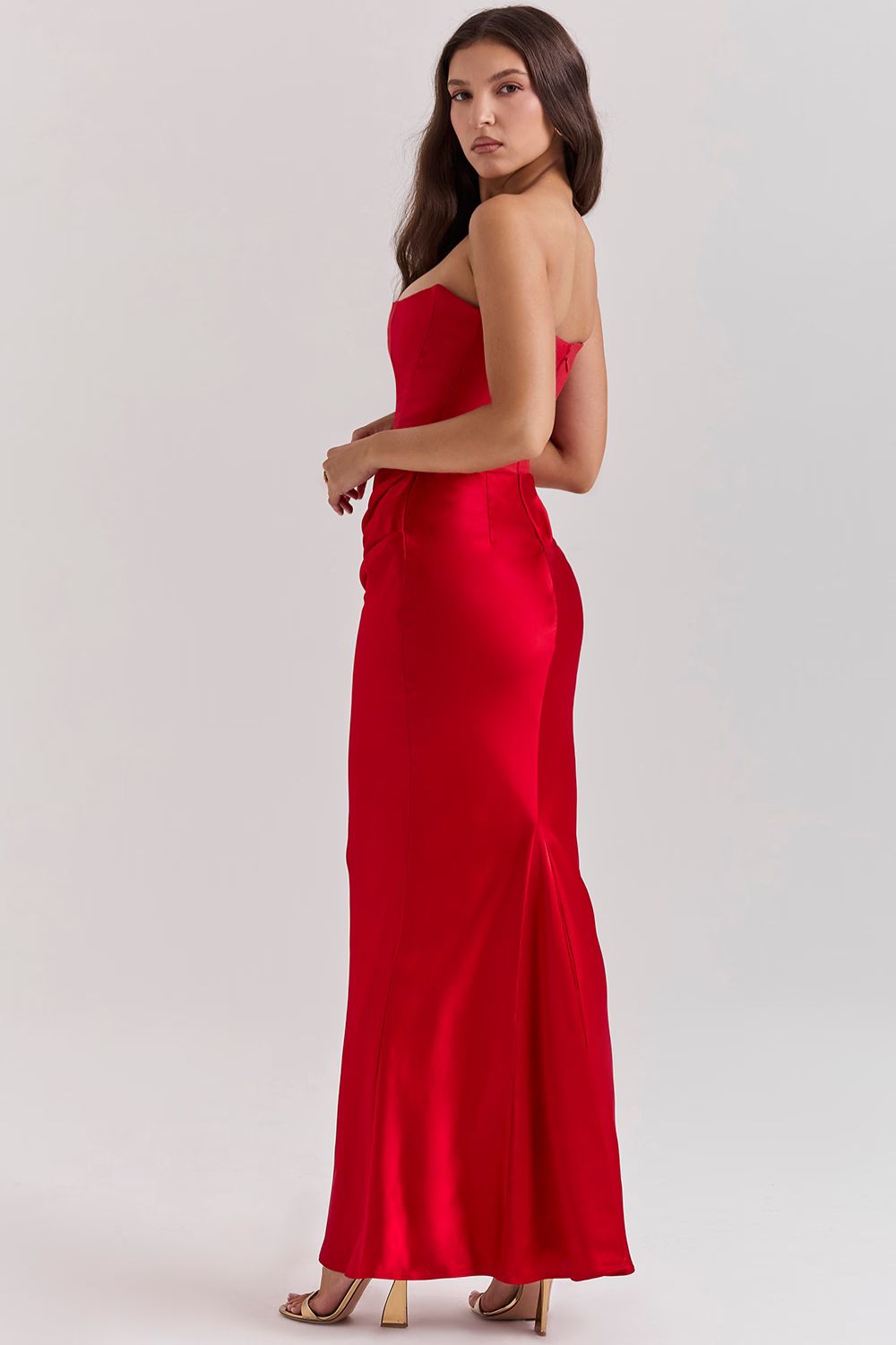 Vestido largo de noche sin tirantes con diseño de corsé y pliegues delicados