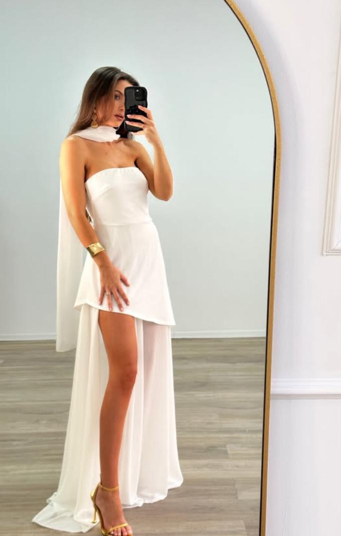Vestido sin tirantes con diseño elegante y doble falda fluida