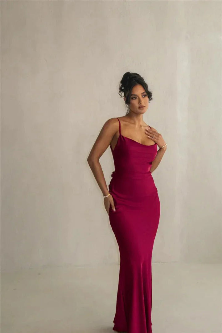 Vestido largo de noche elegante para mujer con espalda descubierta y diseño sofisticado