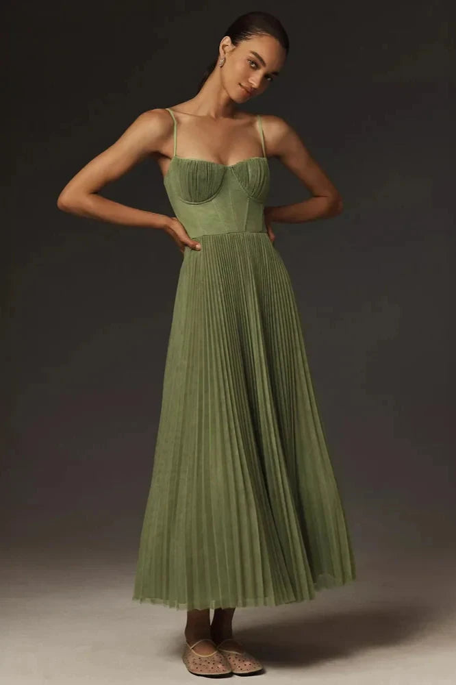 Vestido elegante con tirantes finos y falda plisada de corte midi