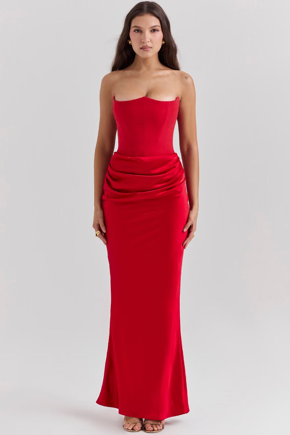 Vestido largo de noche sin tirantes con diseño de corsé y pliegues delicados