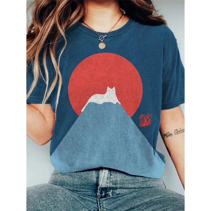 Camiseta vintage con diseño de gato blanco y nieve en el monte Fuji