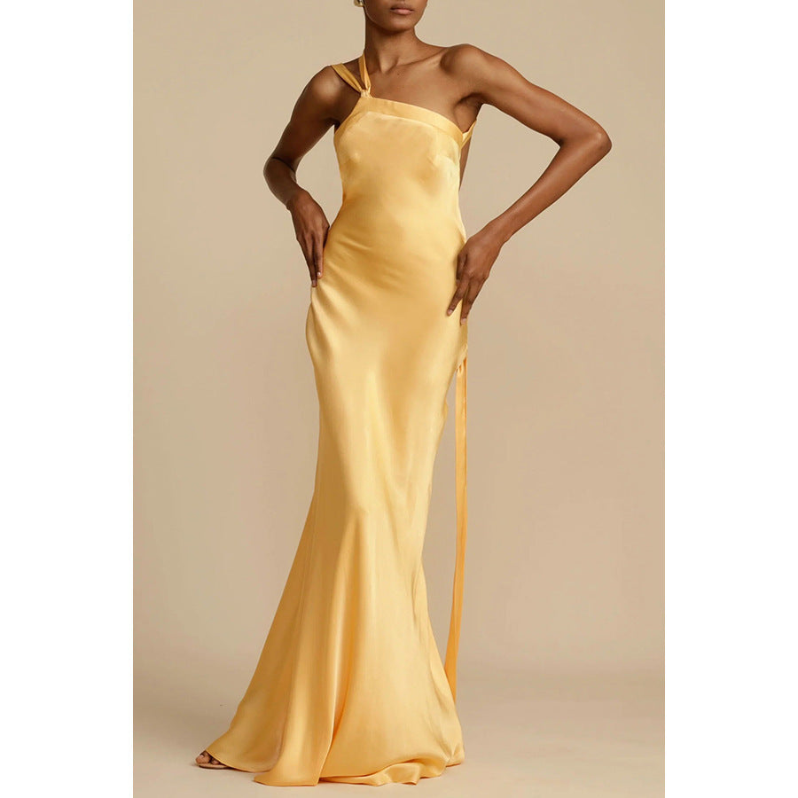 Vestido largo entallado con una sola tira asimétrica y espalda abierta
