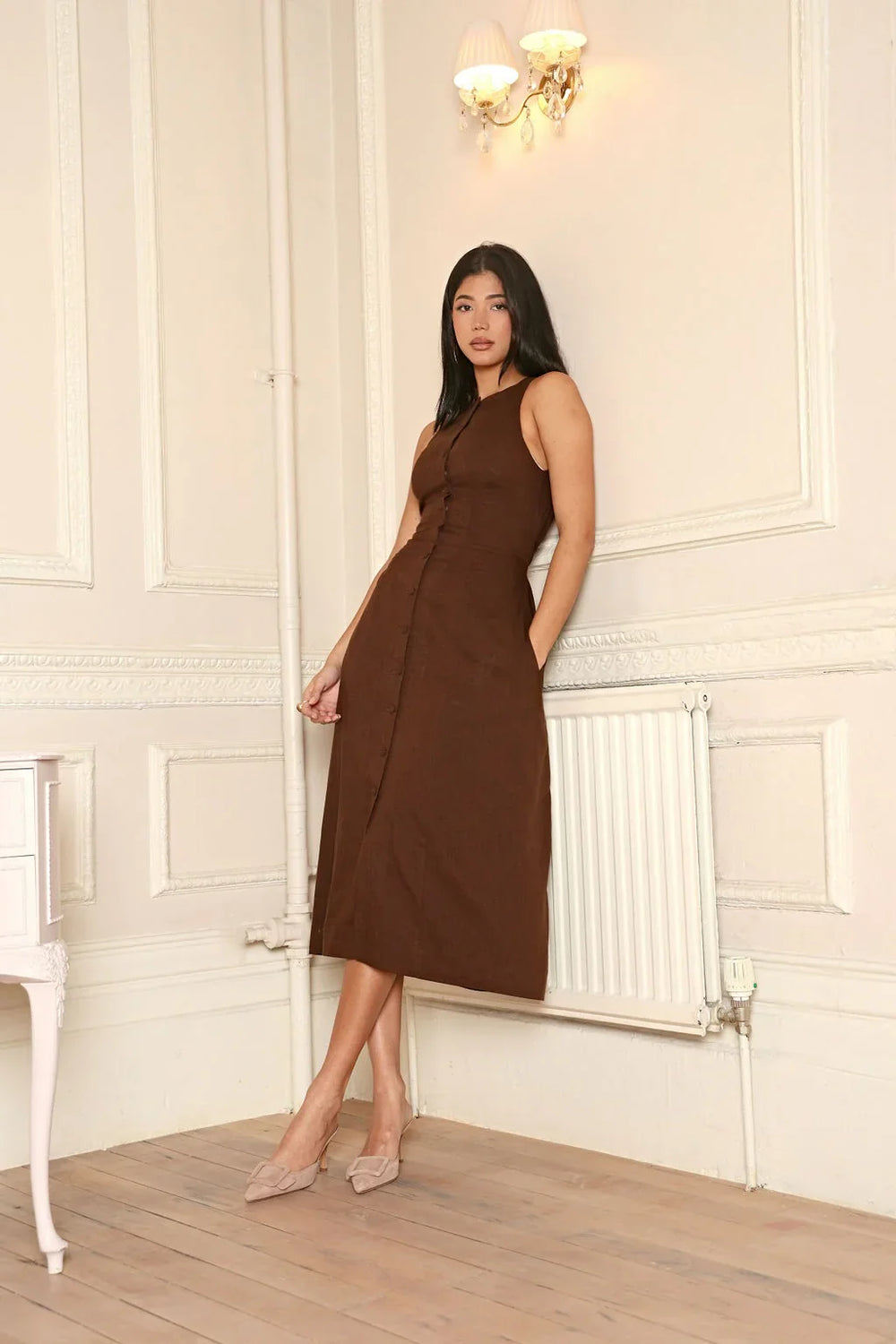Vestido midi sin mangas con botones y diseño sofisticado