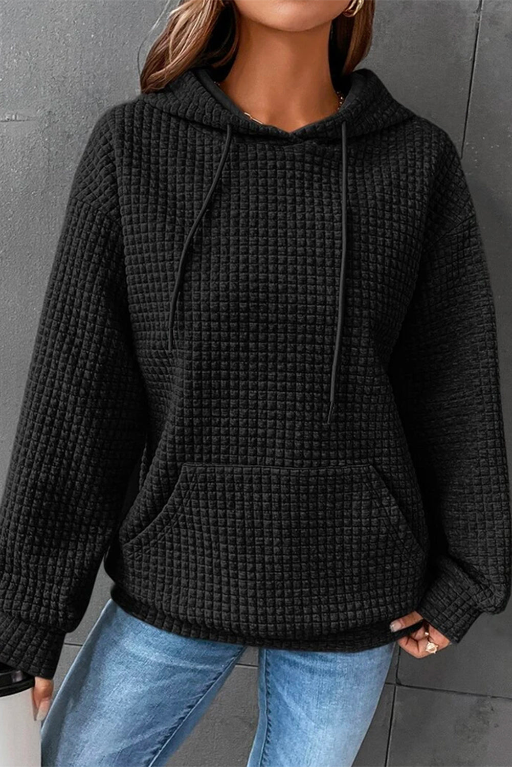 Sudadera negra acolchada con capucha y bolsillo estilo canguro