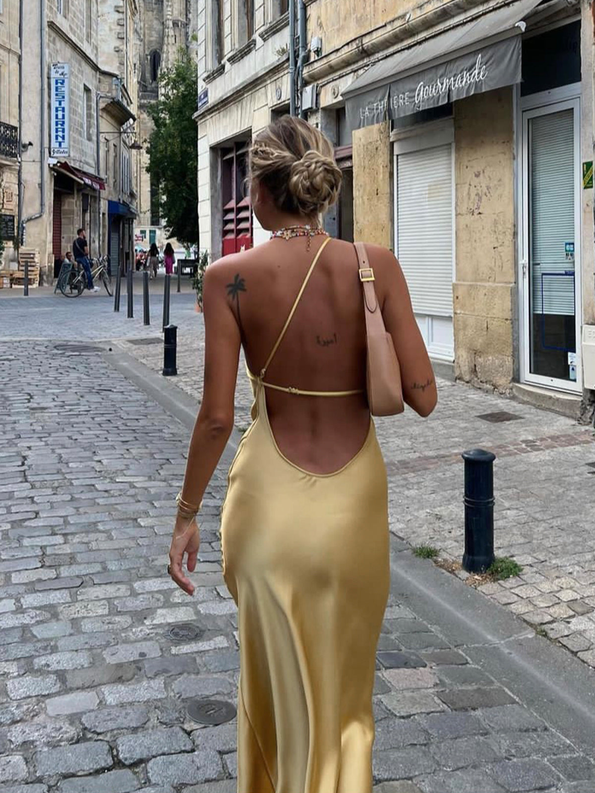 Vestido largo elegante con cuello halter y abertura alta