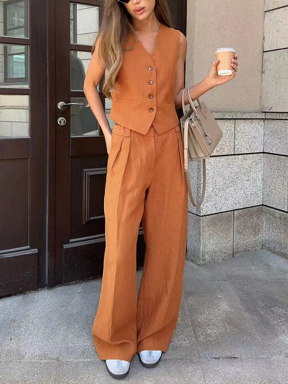 Conjunto elegante de verano con pantalón ancho y chaleco clásico con botones