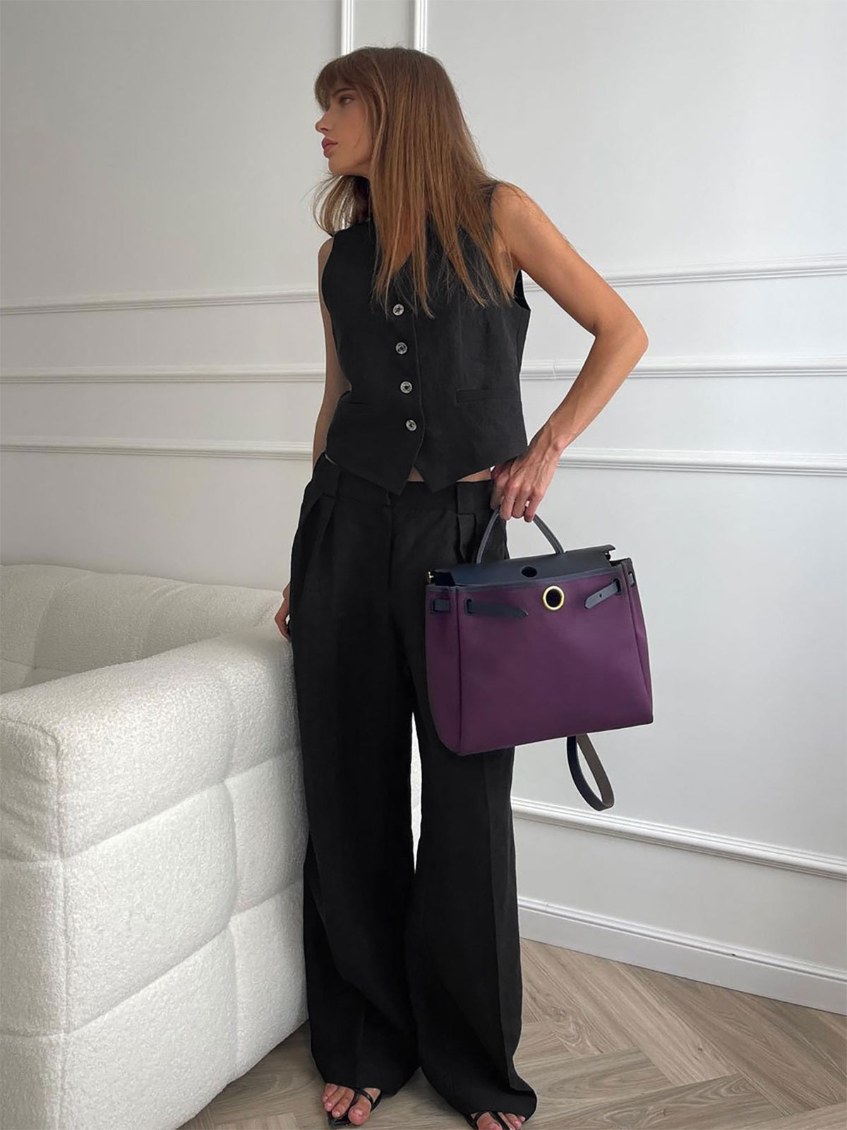 Conjunto elegante de verano con pantalón ancho y chaleco clásico con botones