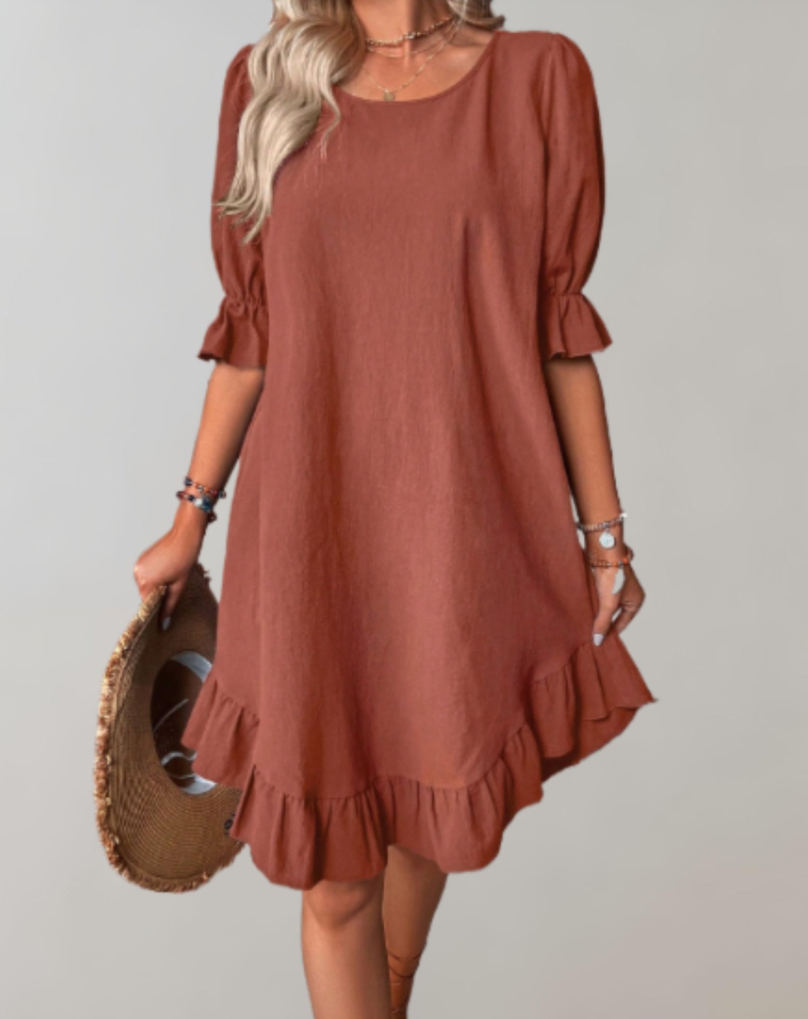 Vestido elegante con mangas tres cuartos, volantes sutiles y cuello redondo