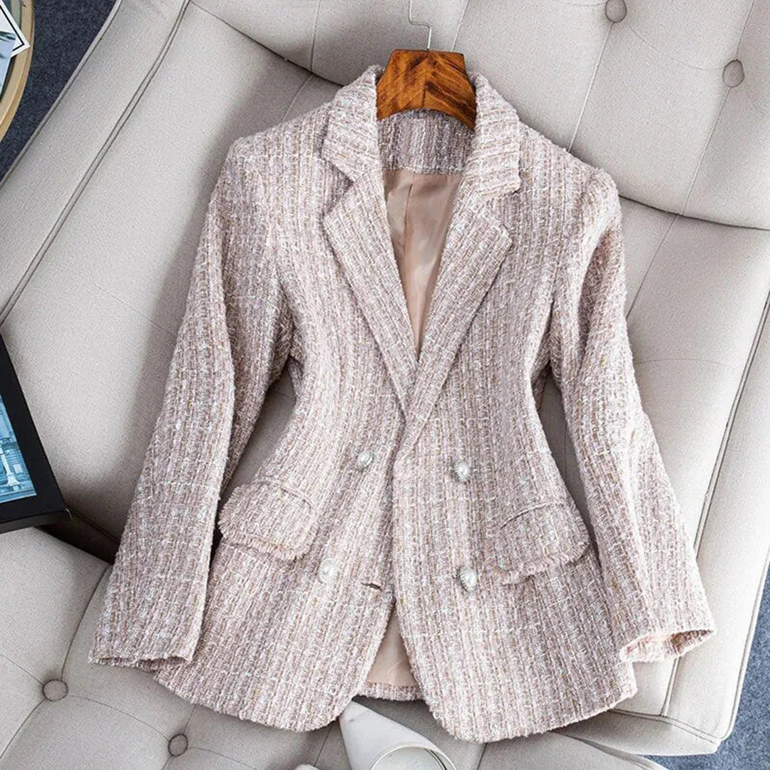 Cómoda chaqueta de invierno con interesante diseño de botones y escote en V profundo para un estilo elegante