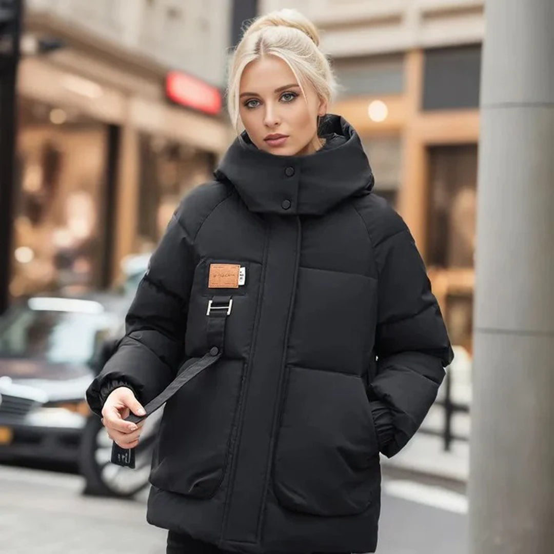 Abrigo moderno para mujer con capucha amplia y diseño elegante