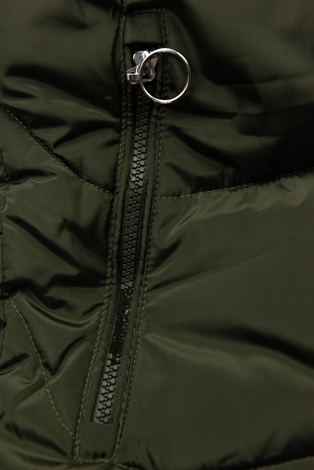 Elegante y cálida parka femenina con capucha profunda