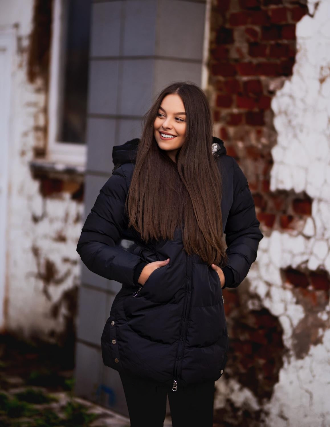 Elegante y cálida parka femenina con capucha profunda