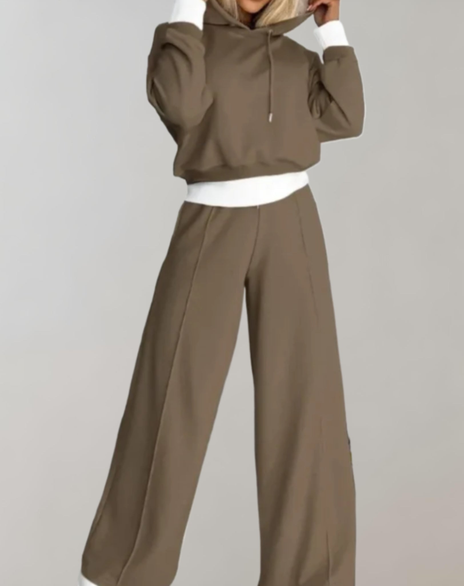 Conjunto de dos piezas con sudadera con capucha y pantalones de pierna ancha para un mira moderno
