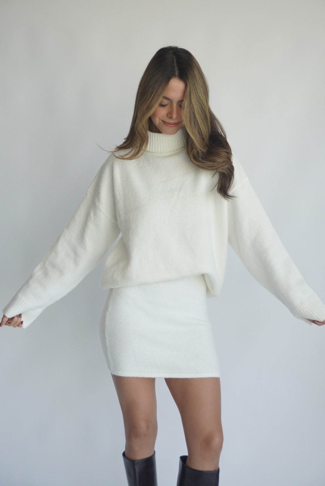 Conjunto Moderno y Cálido para Mujer con Falda – Diseño Sofisticado