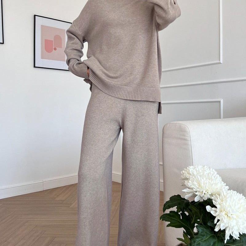 Conjunto elegante y cómodo para mujer con cuello alto y pantalones acampanados