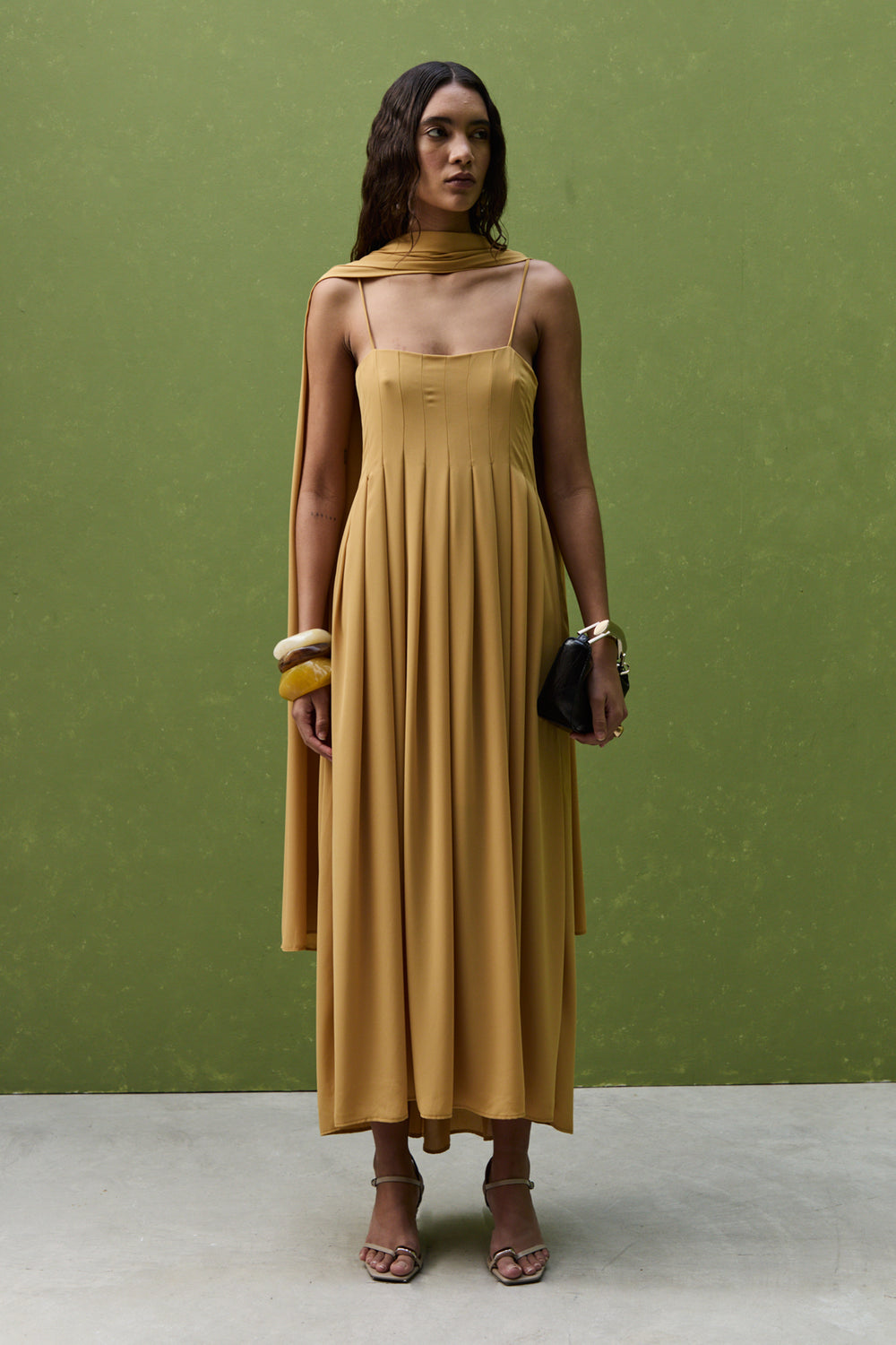 Vestido largo con tirantes finos y pañuelo a juego