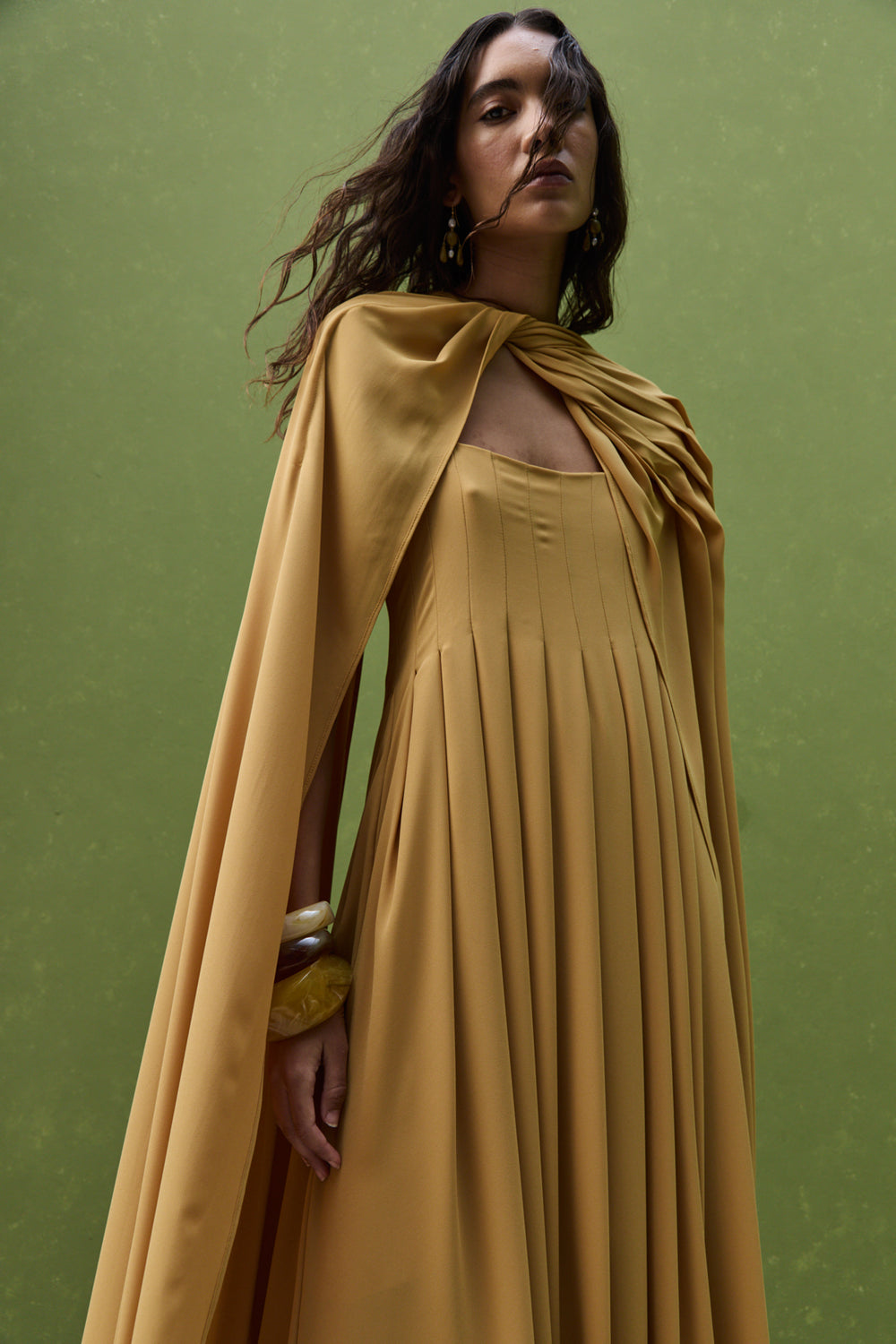 Vestido largo con tirantes finos y pañuelo a juego