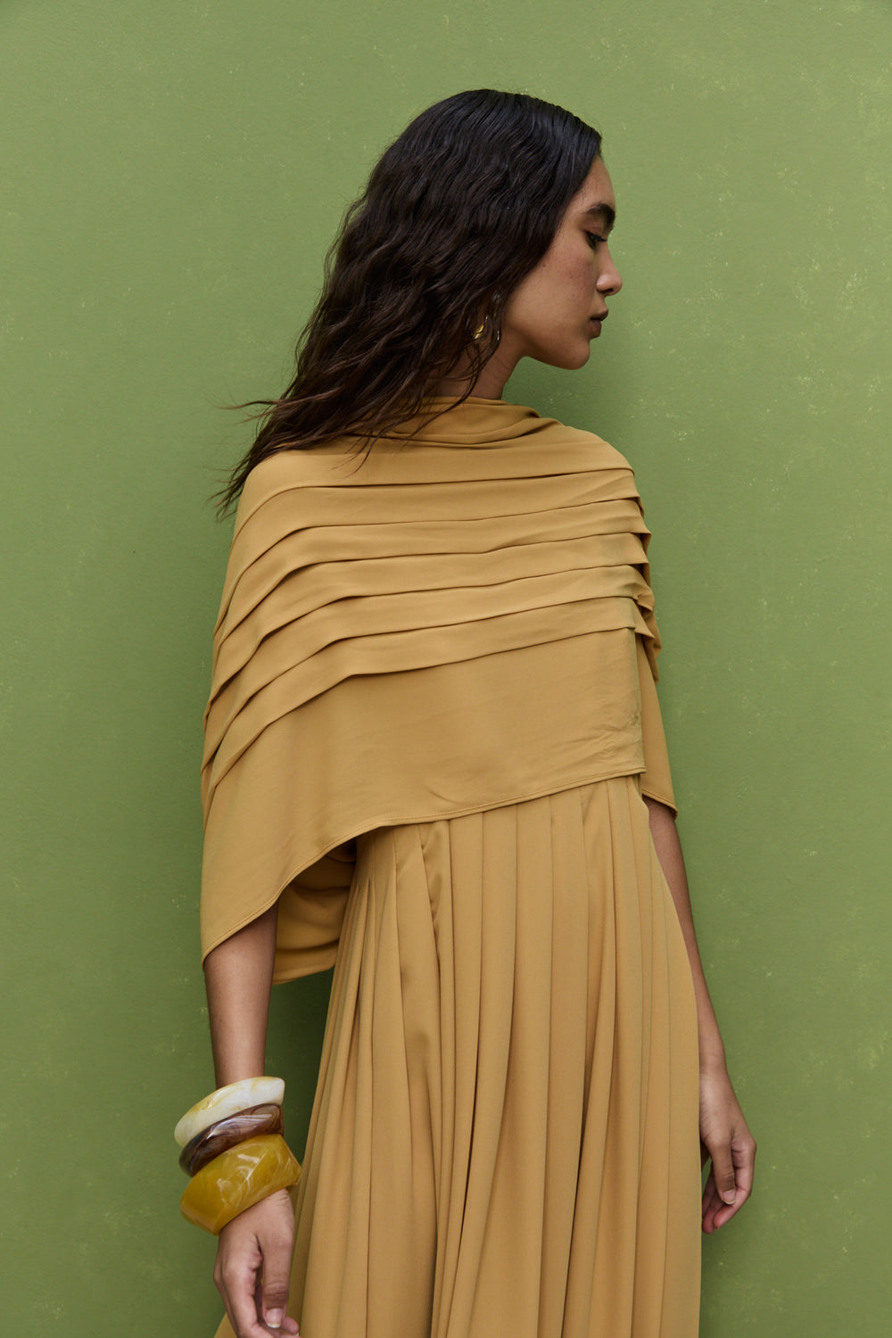 Vestido largo con tirantes finos y pañuelo a juego