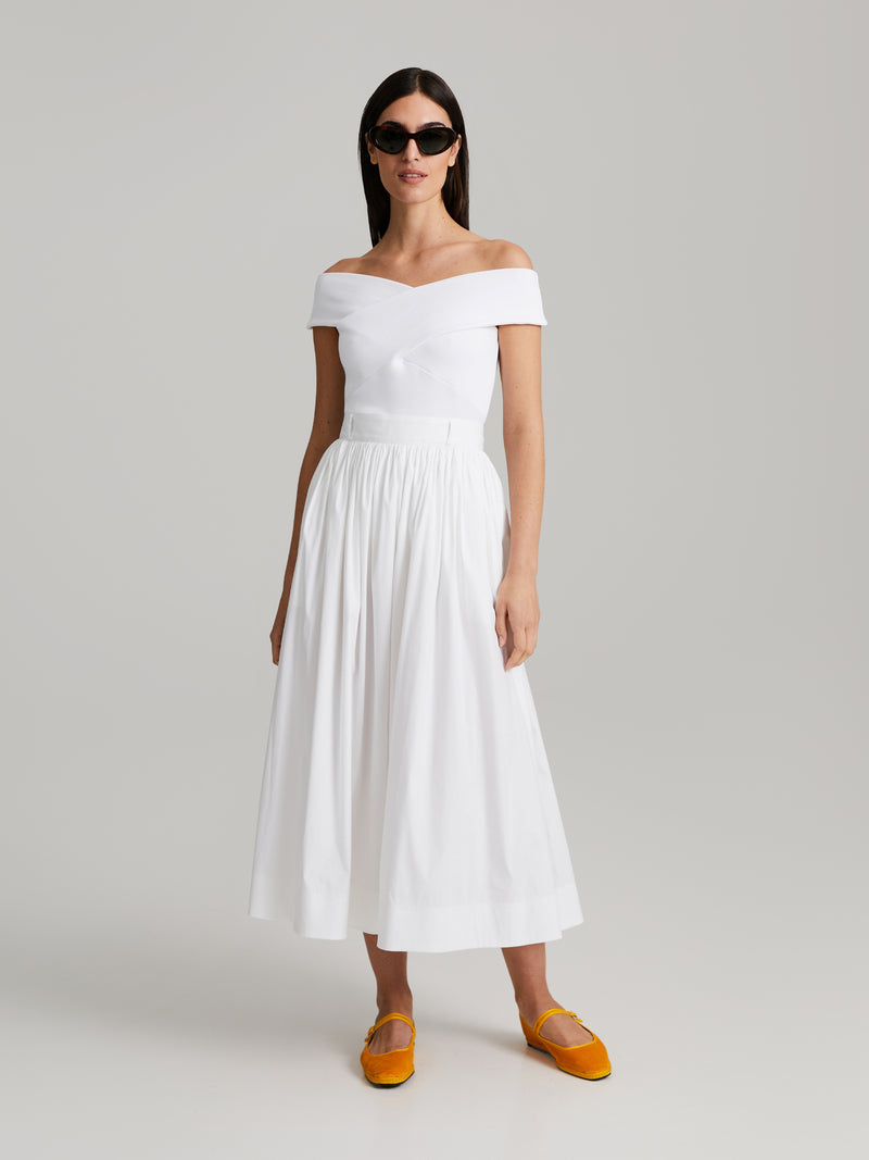 Falda midi amplia con estilo actual para un mira versátil
