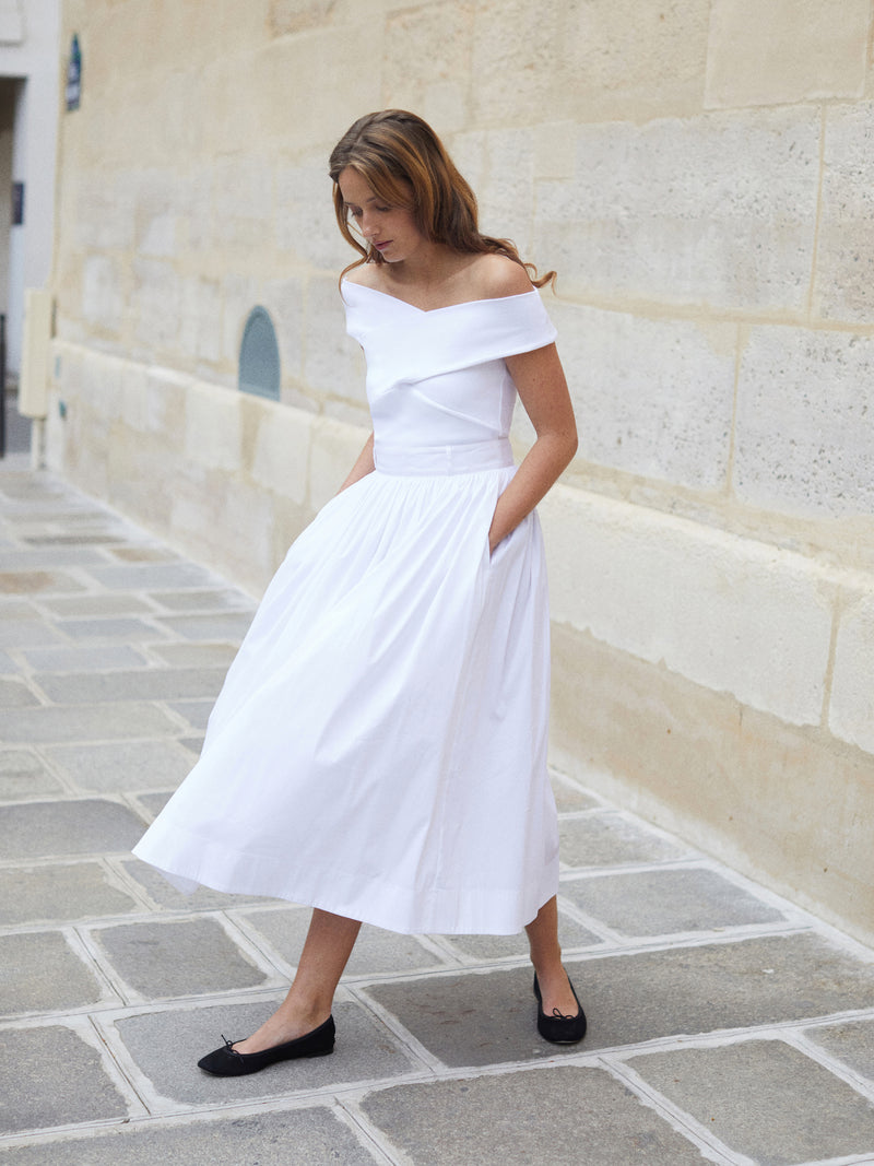 Falda midi amplia con estilo actual para un mira versátil