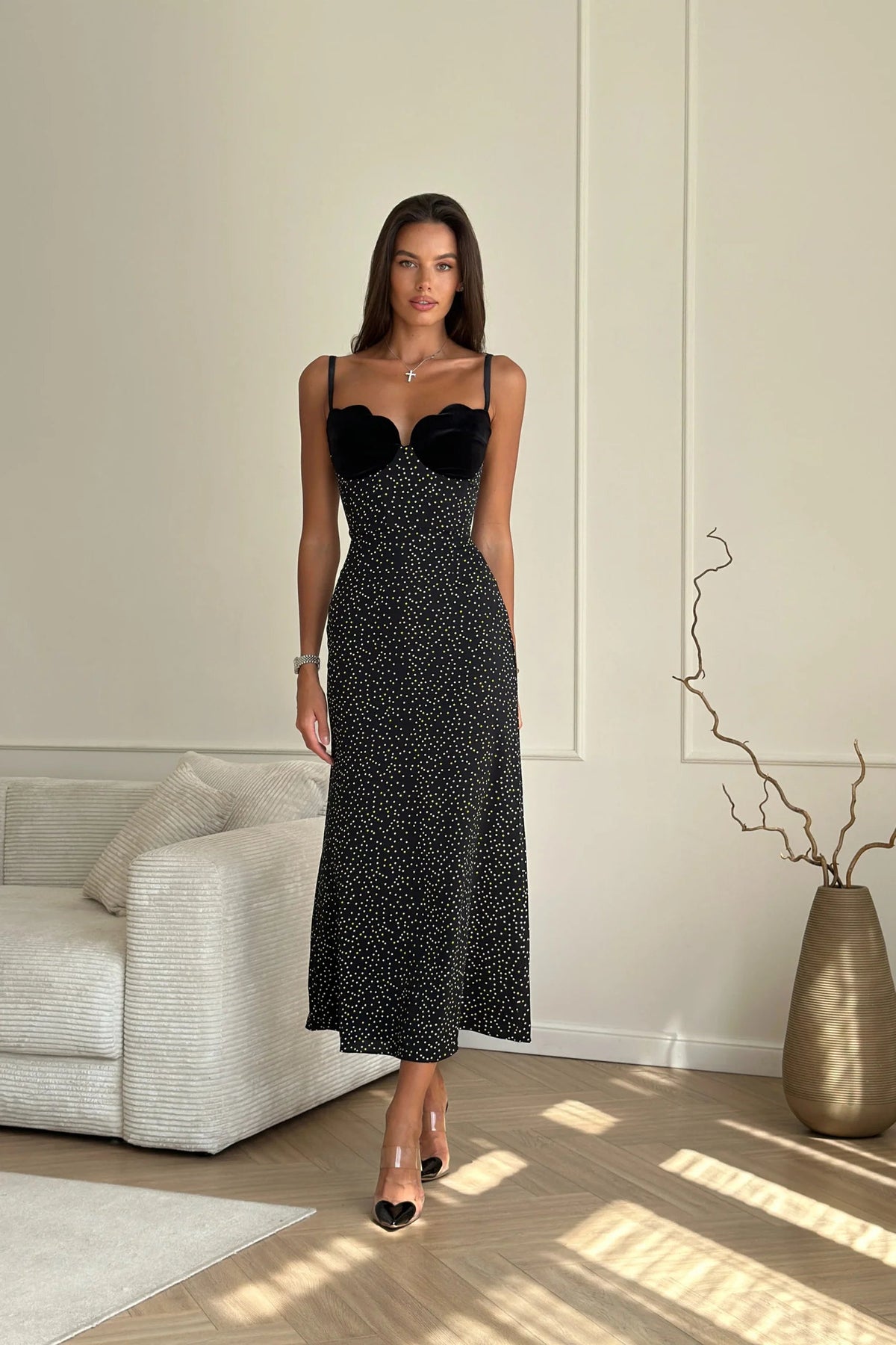 Vestido largo elegante con tirantes finos y estampado de pequeños lunares