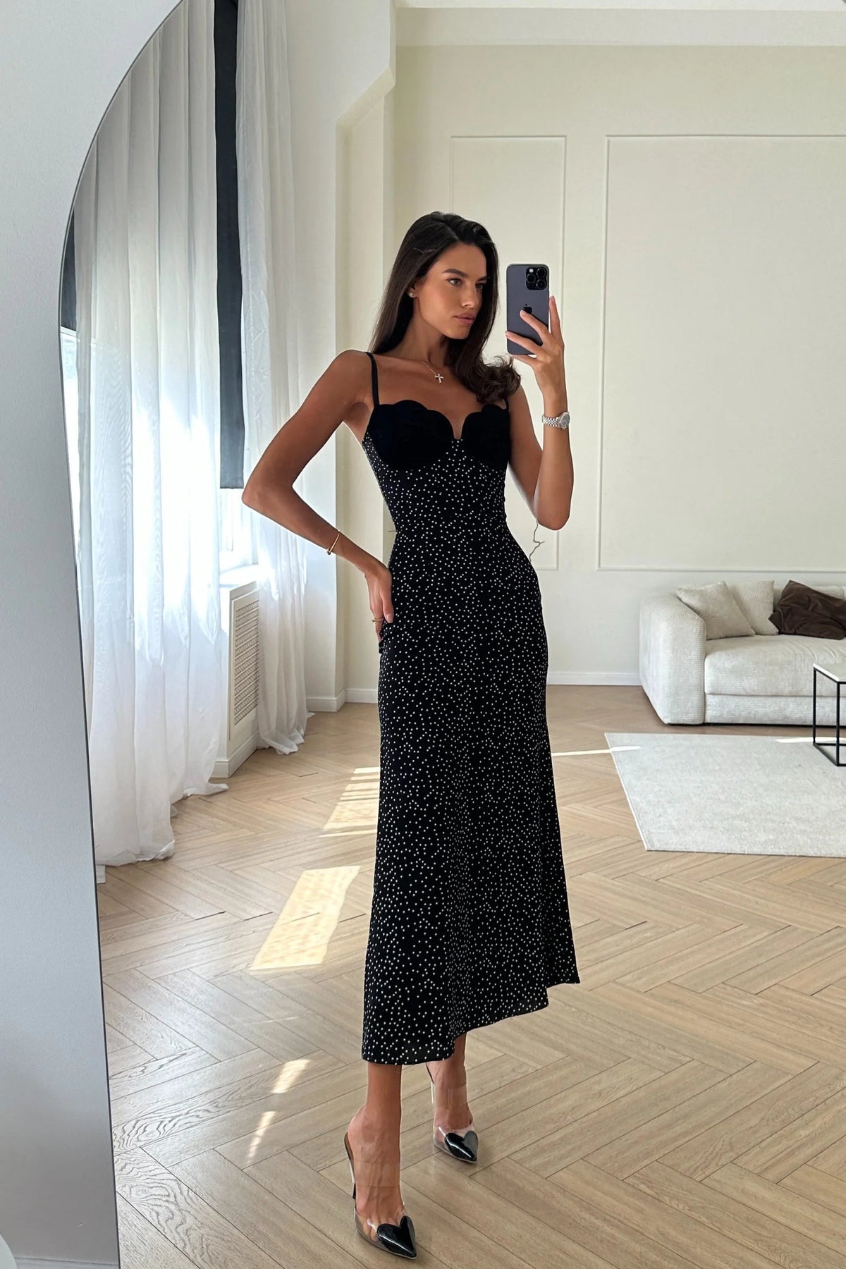 Vestido largo elegante con tirantes finos y estampado de pequeños lunares