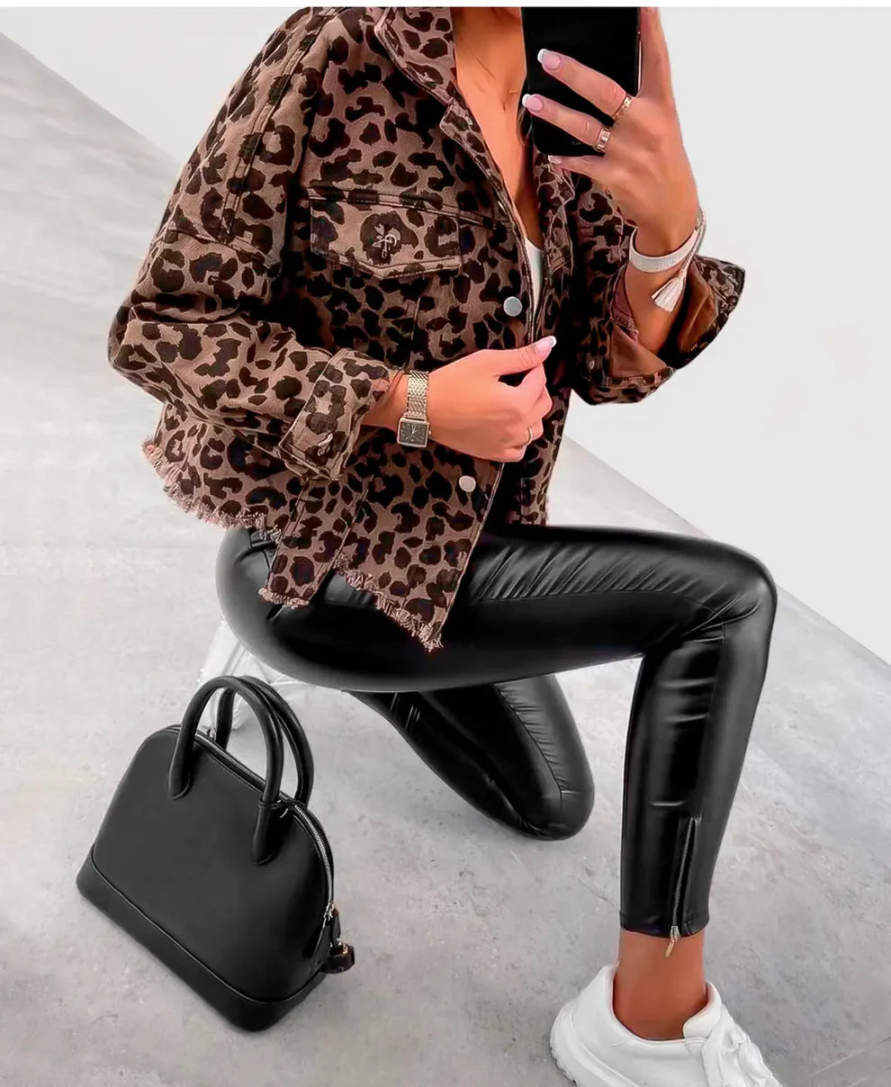 Chaqueta brillante con estampado de leopardo