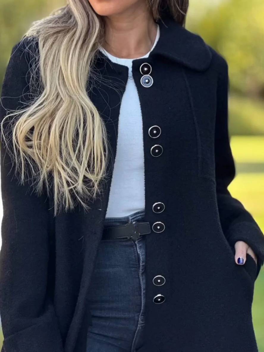 Abrigo elegante de mujer con cierre de botones, bolsillos y cuello de solapa