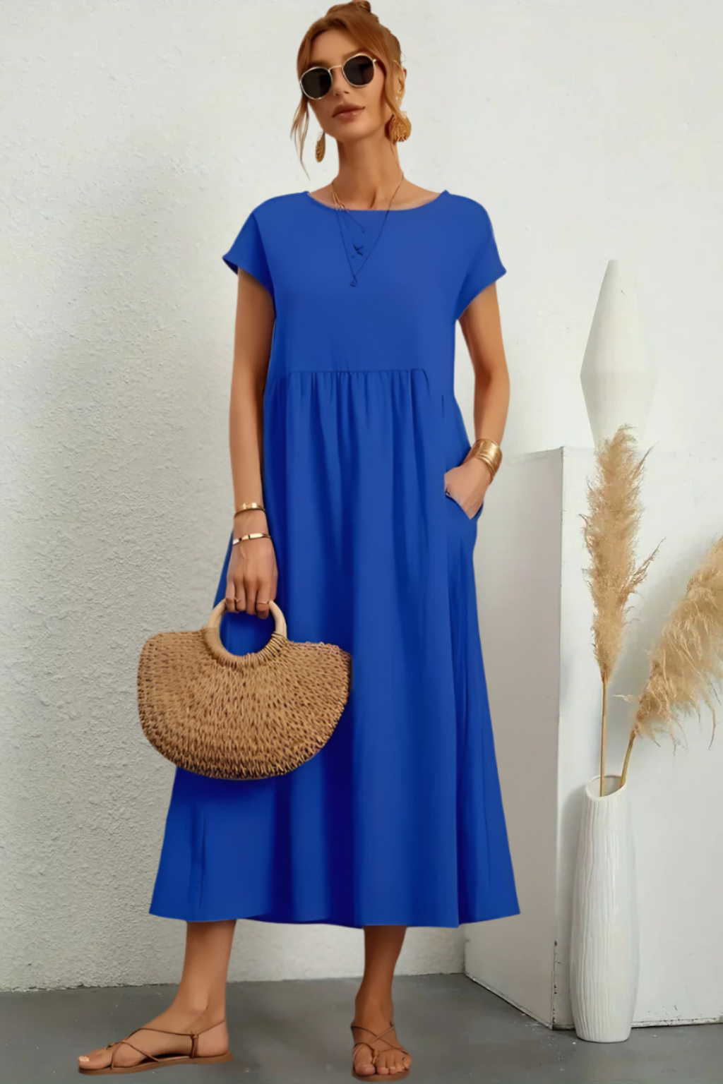 Vestido midi elegante con cuello redondo y corte clásico