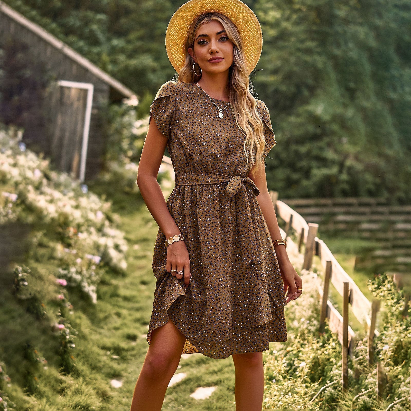 Vestido ligero de verano con estampado floral y cinturón para un mira fresco