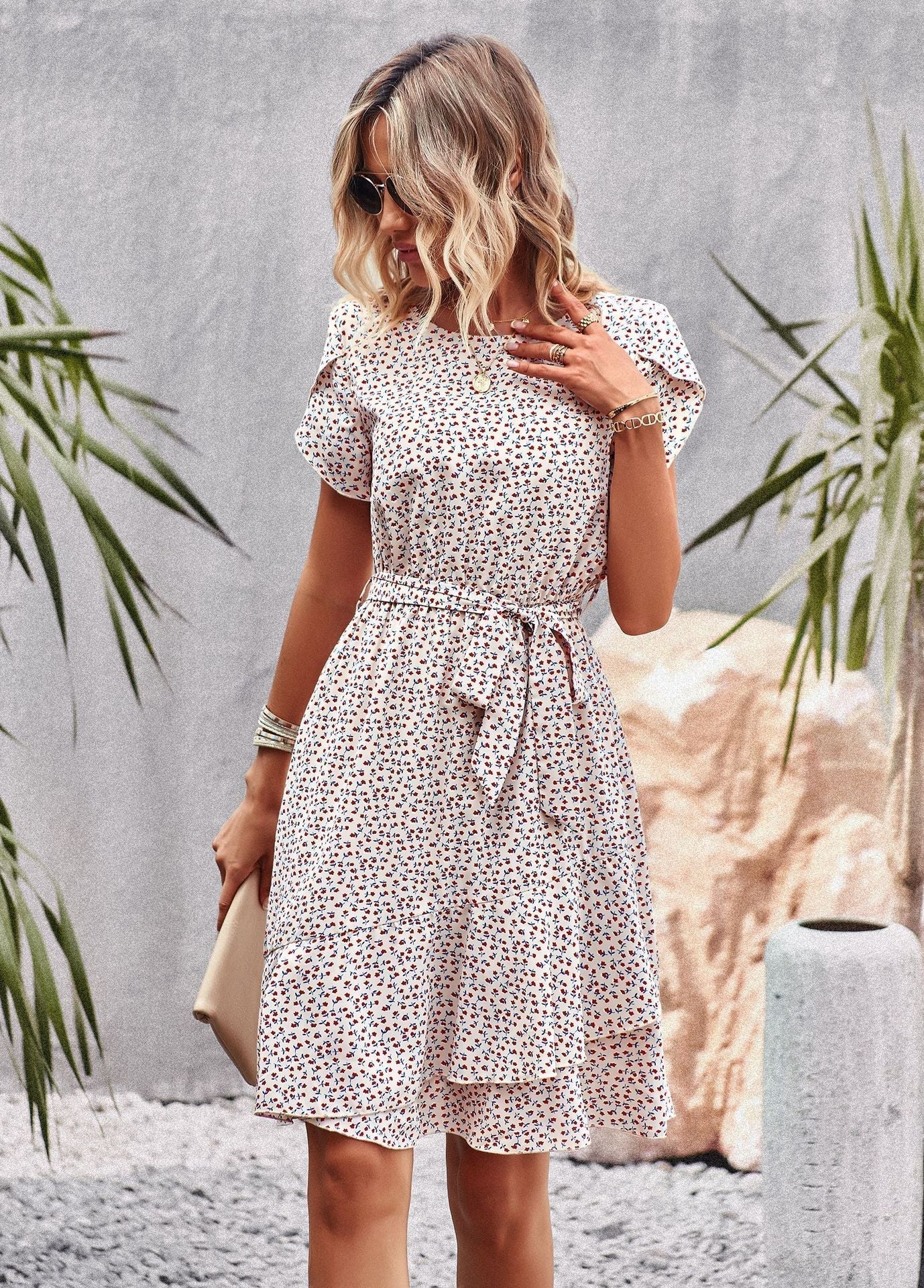 Vestido ligero de verano con estampado floral y cinturón para un mira fresco