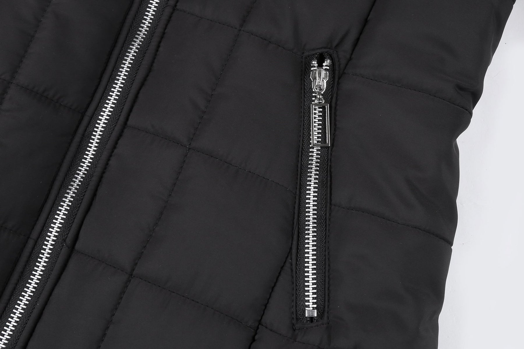 Elegante y cálida parka femenina con capucha profunda