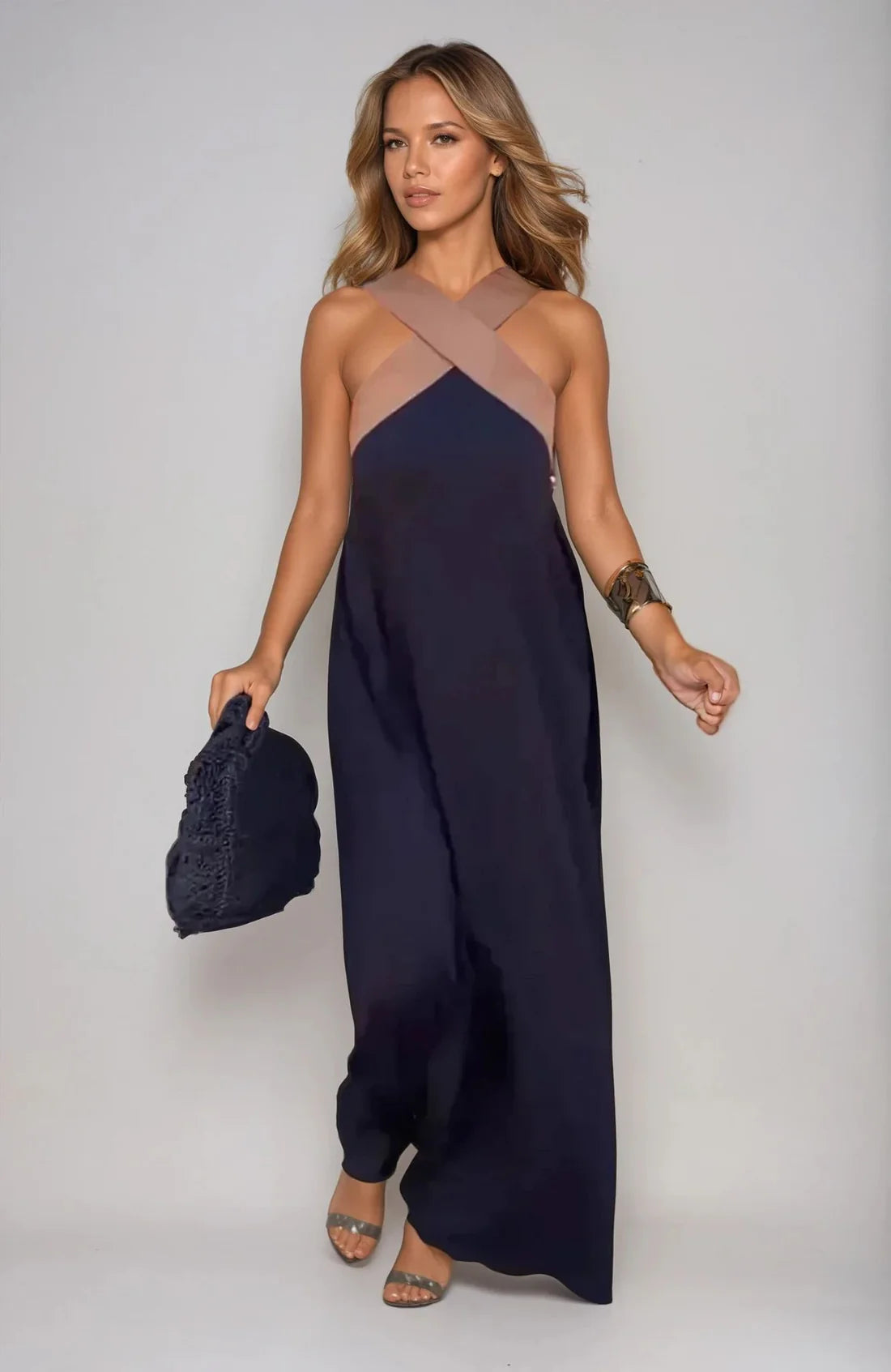 Vestido largo sin mangas con escote elegante y corte moderno