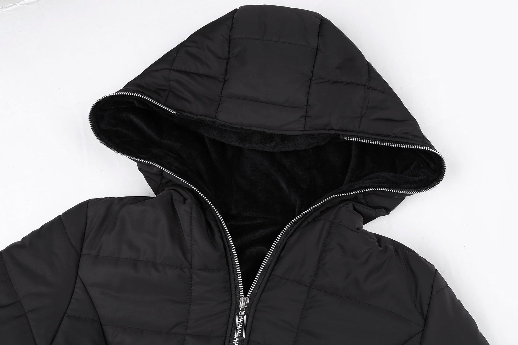 Elegante y cálida parka femenina con capucha profunda