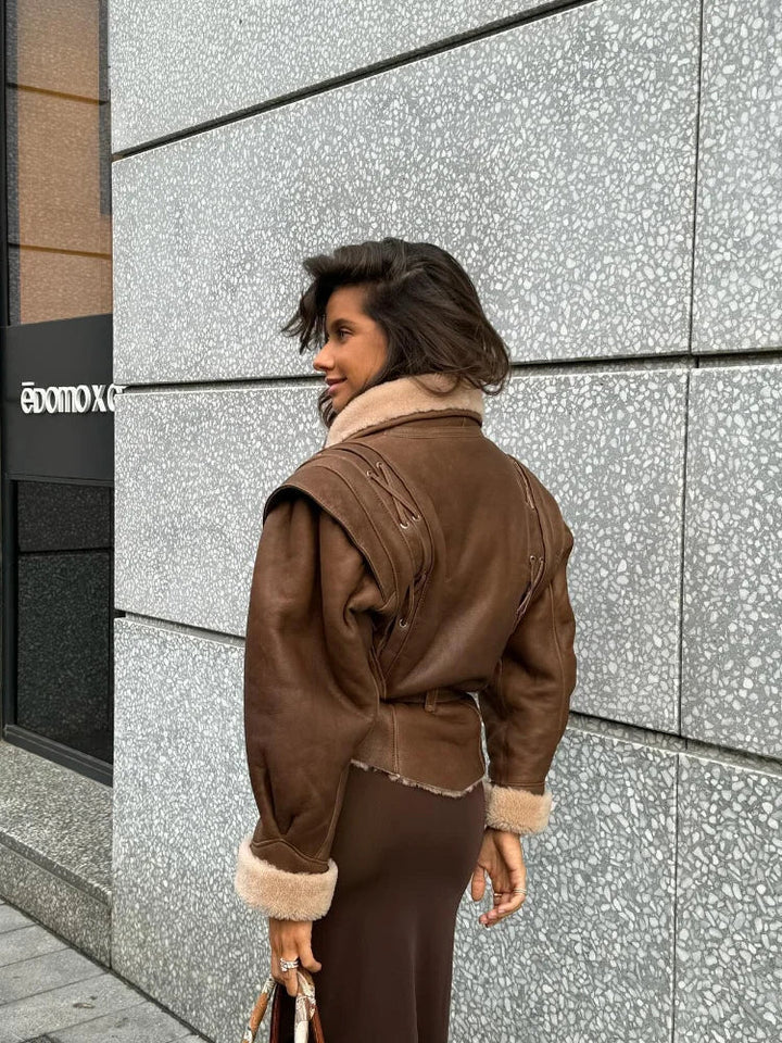 Exquisita chaqueta corta para mujer con estilo moderno