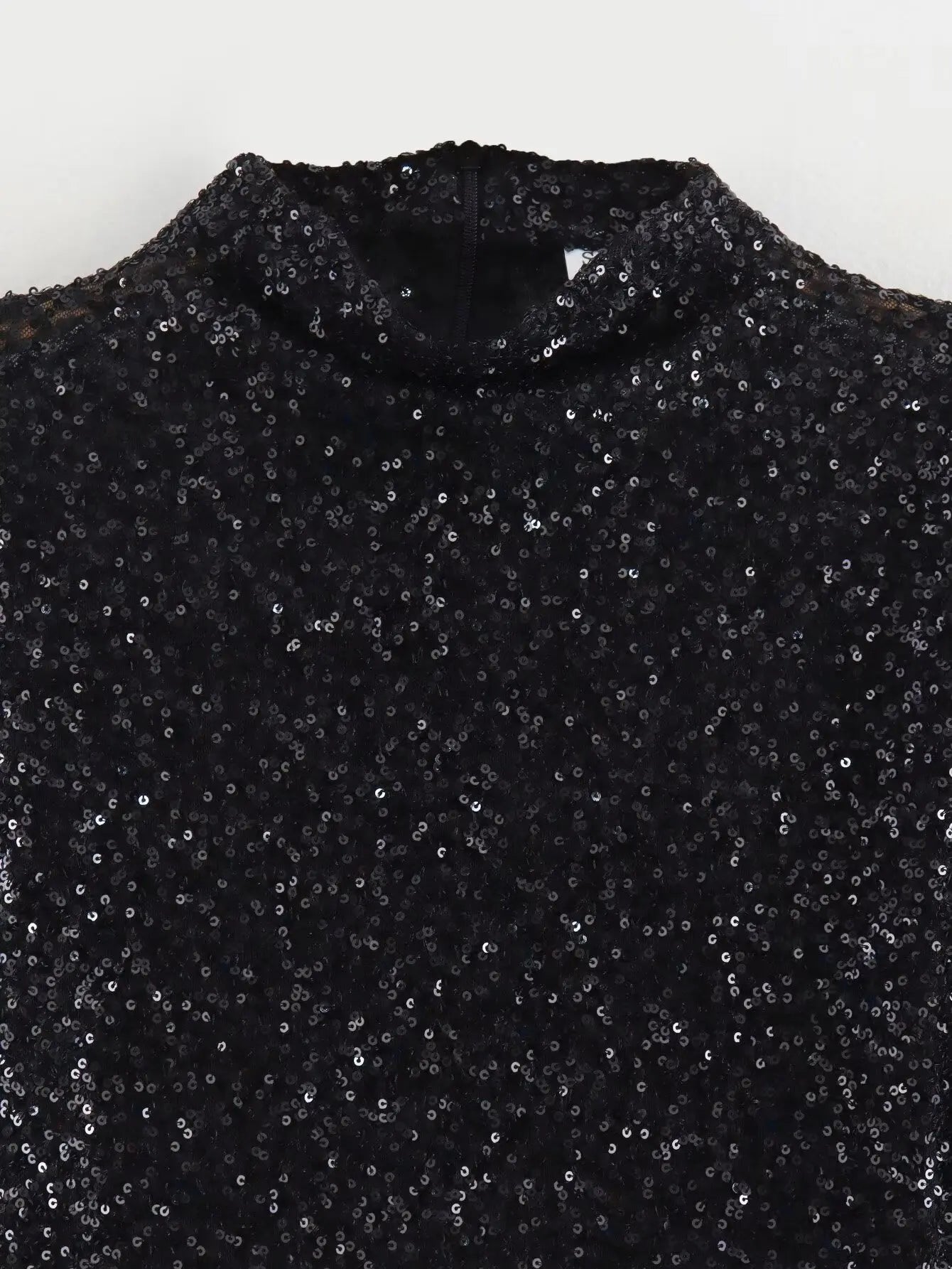 Mini Vestido de Paillettes con Hombros Estructurados para Mujer: Elegancia y Glamour