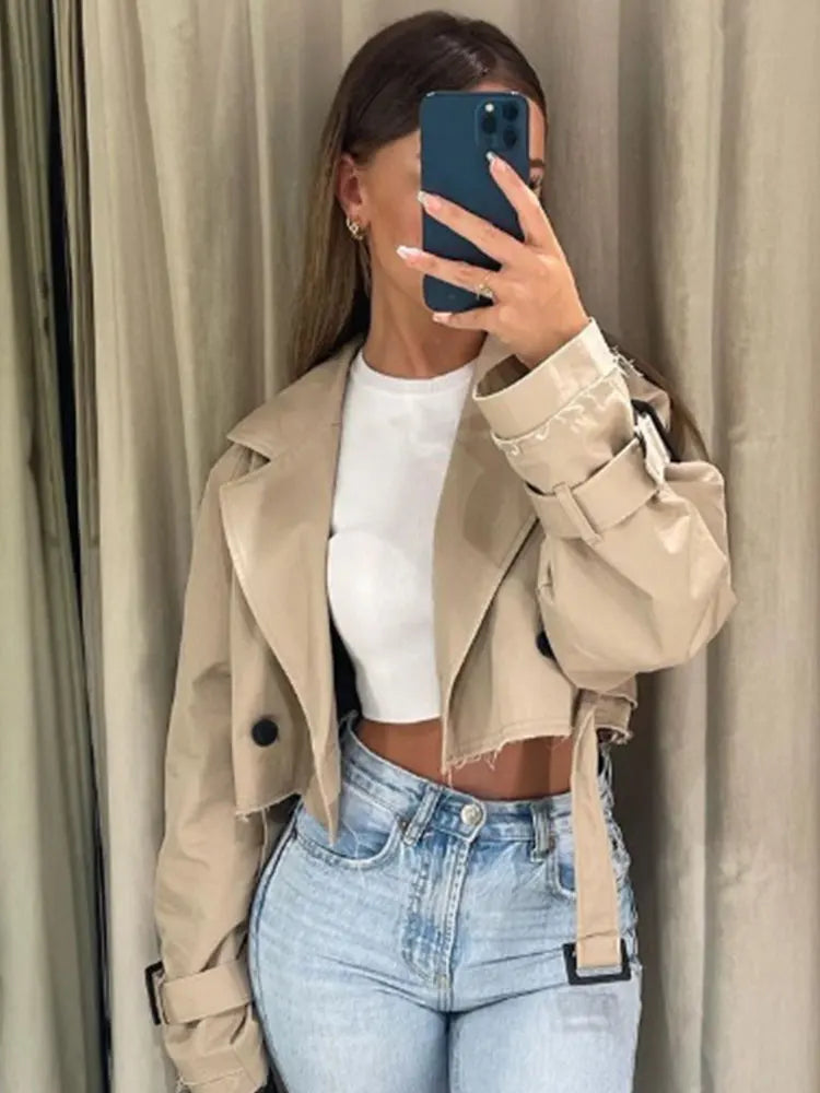 Gabardina corta para mujer con estilo moderno y sofisticado