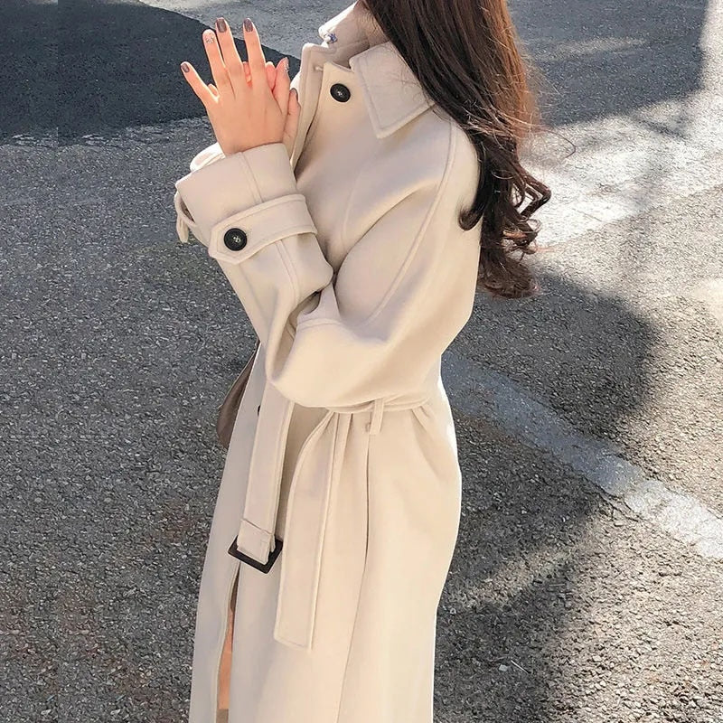 Chaqueta larga con diseño elegante para mujer