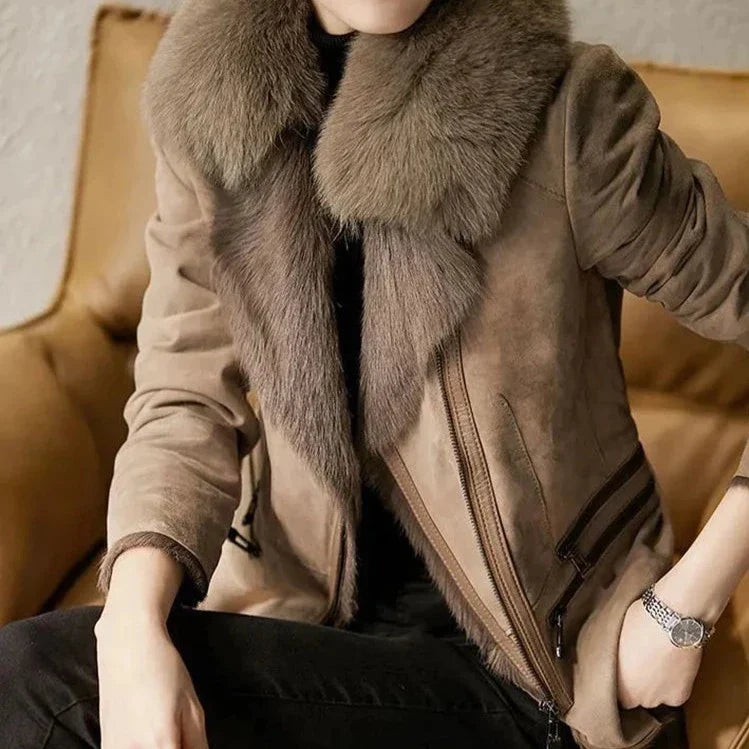 Chaqueta elegante para mujer con cuello de diseño moderno
