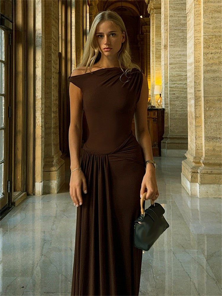 Vestido largo elegante con hombros asimétricos