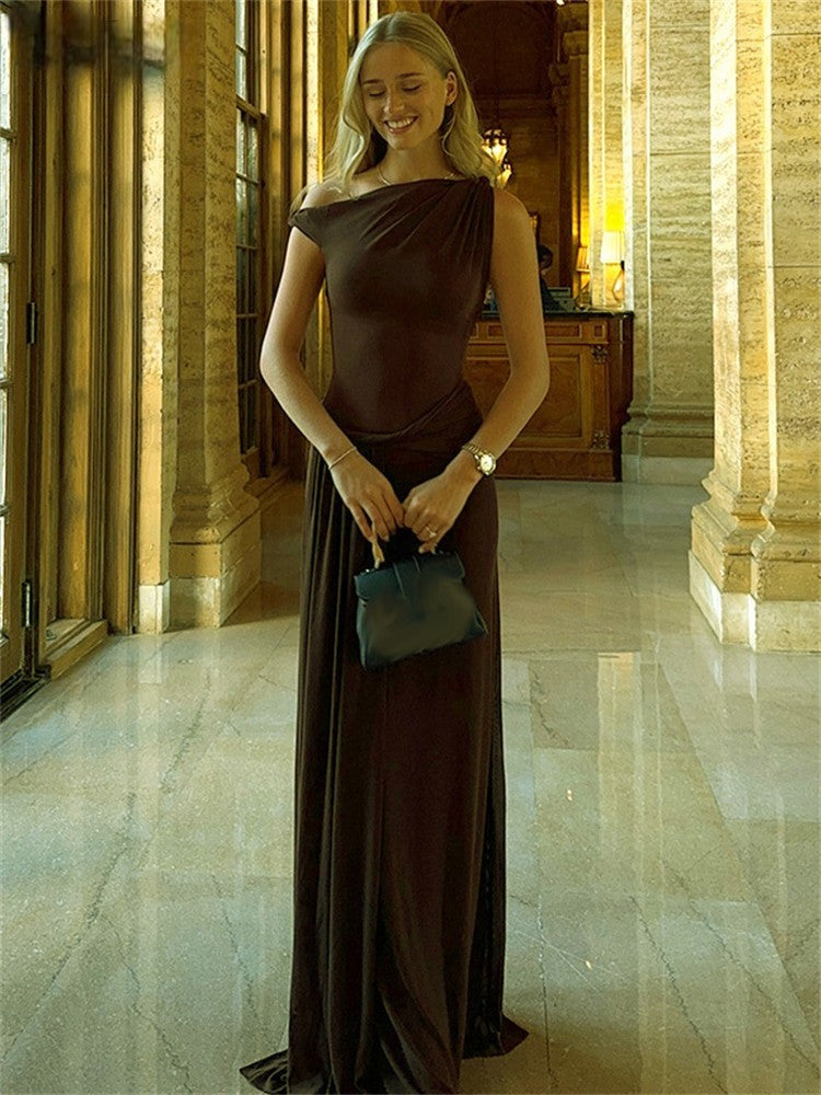 Vestido largo elegante con hombros asimétricos